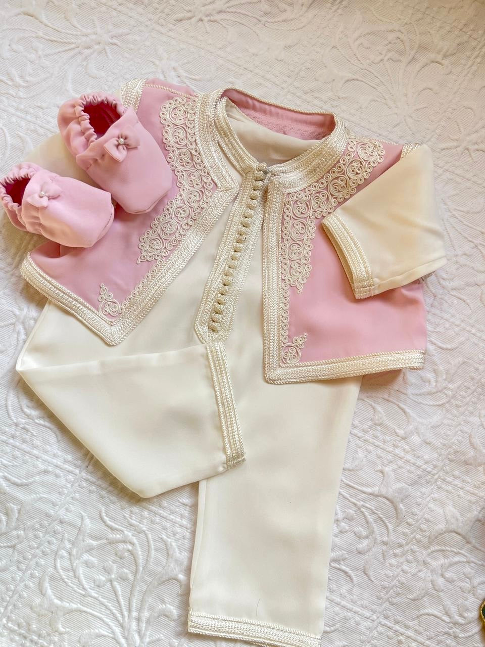 Grenouillère à gilet baby pink + chaussons (confection)