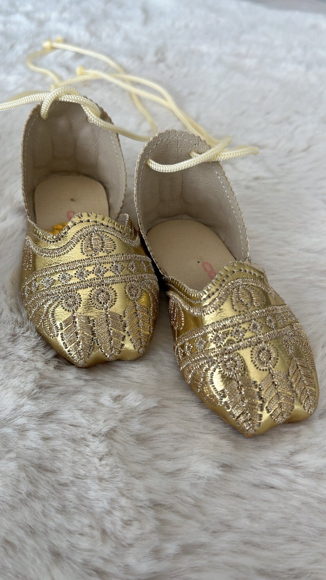 Ballerines doré à lacets